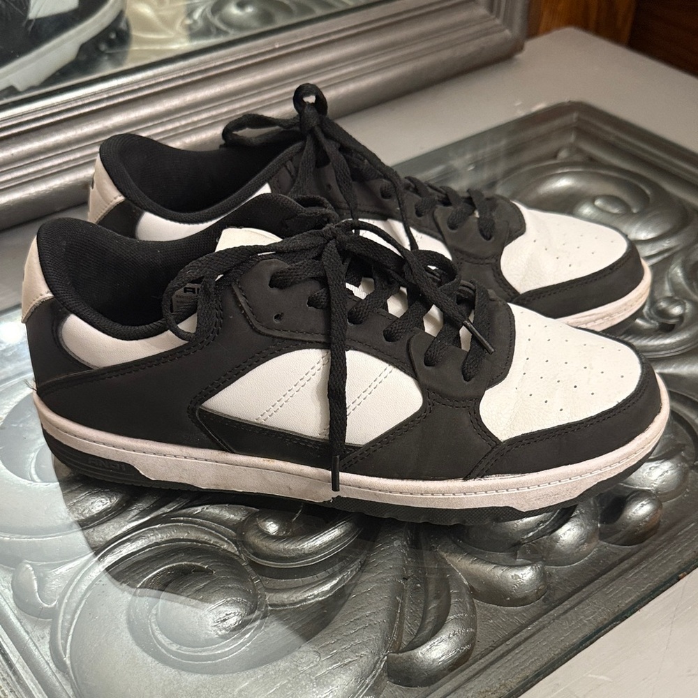 And1 7.5 Women’s Low Top Black and White Basketball Sneakers